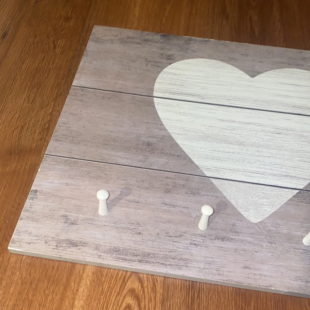 Farmhouse‎ Style Heart Wall Decor With 4 Pegs